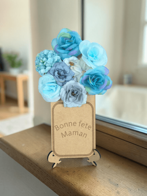 Vase en bois gravé avec fleurs artificielles personnalisable