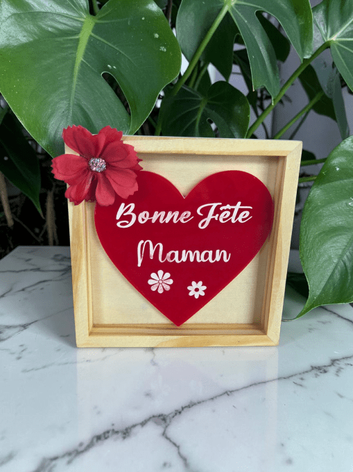 Cadre bois coeur gravé avec fleurs artificielles personnalisable
